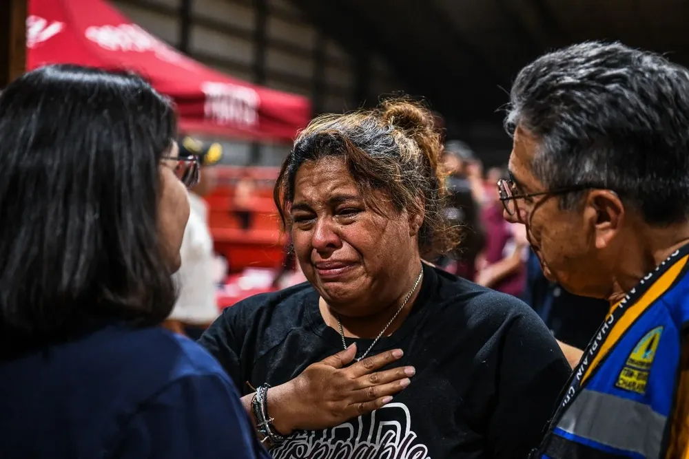 Una mujer llora durante la vigilia por las víctimas del tiroteo en Uvalde