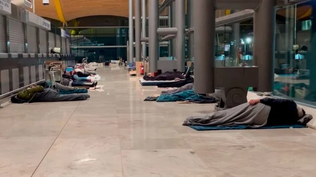 Indigentes e inmigrantes ilegales duermen en los pasillos del&nbsp; Aeropuerto de Barajas.