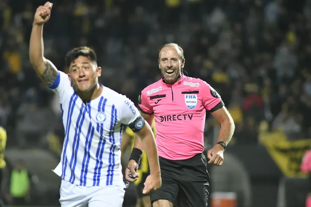 Mauro Brasil, de Cerro Largo, y el árbitro Daniel Fedorczuk