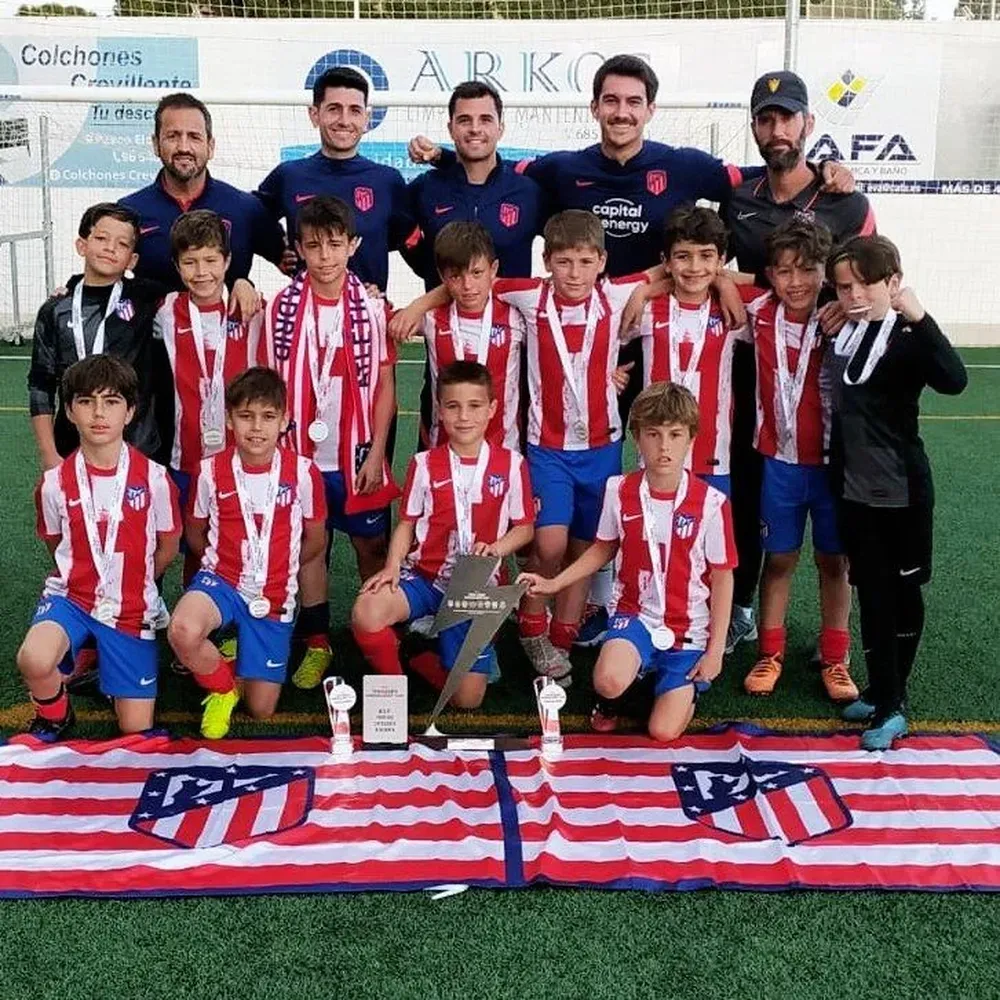 Benjamín Suárez, el hijo varón mayor de Luis Suárez, aparece al lado del arquero de la derecha con el equipo campeón de Atlético de Madrid