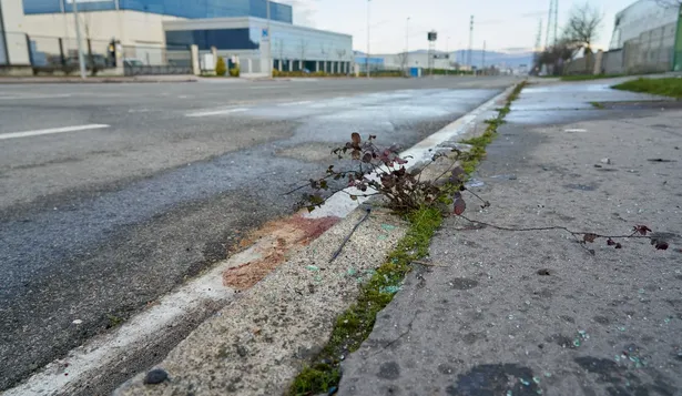 El siniestro ha tenido lugar a la una y media de la madrugada cuando se ha producido una colisión frontolateral entre dos turismos, uno de gama alta y otro más pequeño, a la altura del número 22 de la calle Júndiz del polígono del mismo nombre.