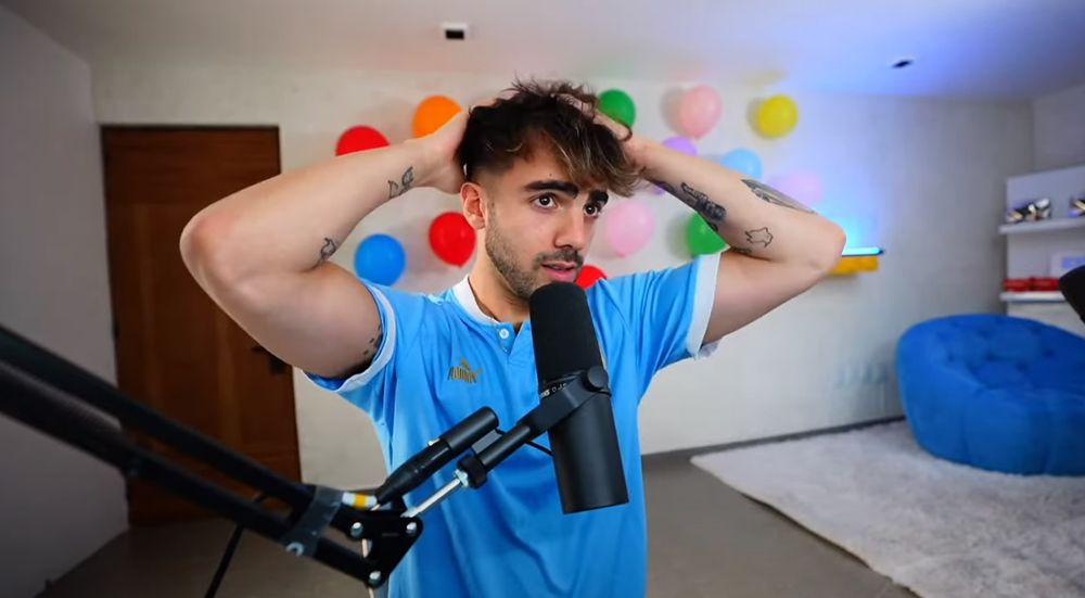 Fede Vigevani celebró los 50 millones de suscriptores con la camiseta de la selección uruguaya.