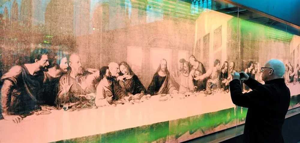 Holanda- Lona rosa de siete metros de longitud del cuadro La última cena del artista estadounidense Andy Warhol