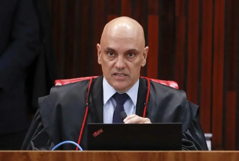 Se hizo uso indebido de los medios oficiales, de la estructura del Estado, en forma grave para realizar ante embajadores extranjeros un discurso que alcanzó a muchas personas en contra del sistema electoral, intentando descalificar el sistema electoral y de urnas electrónicas. La gravedad fue más allá de ese acto, llegó a muchas personas