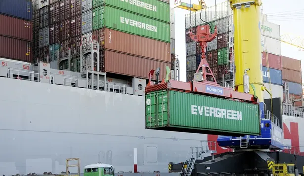 El OOCL Qingdao, un superbarco en el puerto de Montevideo