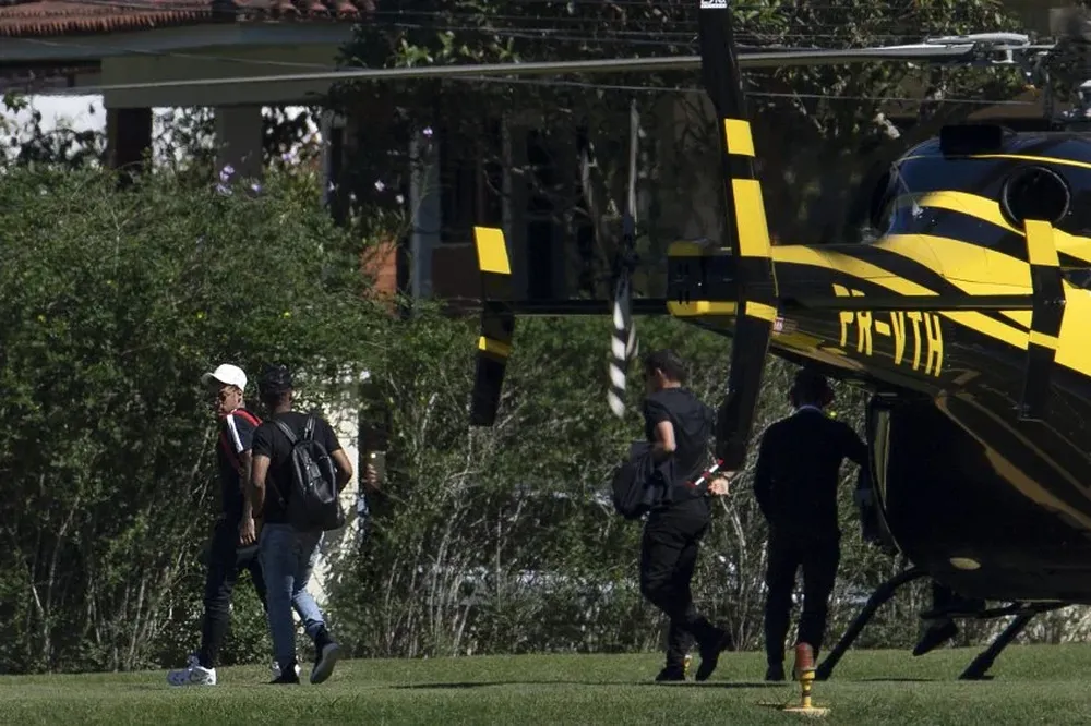 Neymar al llegar este lunes a la concentración de Brasil
