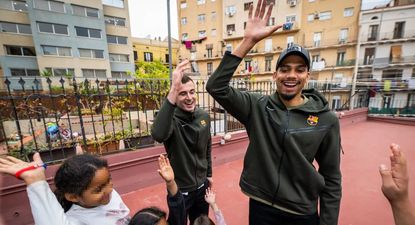 Araujo se divirtió con los niños