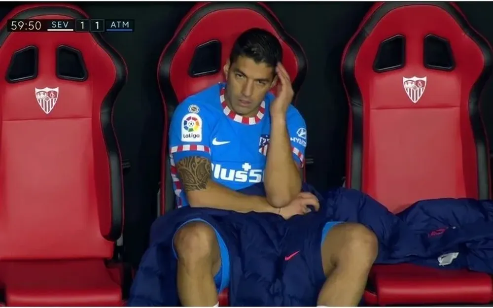 Luis Suárez enojado en el banco