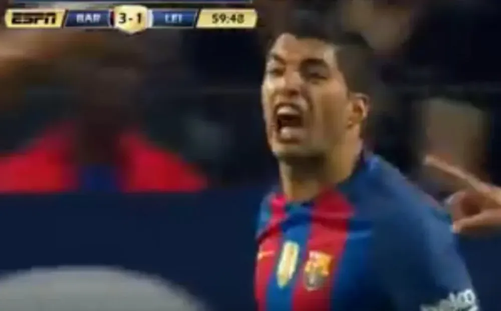 La captura del momendo donde Suárez insulta al jugador inglés