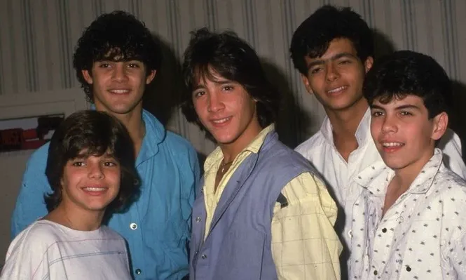 Menudo en 1985, con la integración de Ricky Martin, Charlie Rivera, Roy Rosselló, Robby Rosa y Ray Acevedo