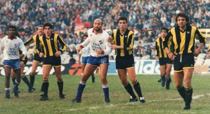 El clásico del gran lío del 19 de abril de 1990: en la foto aparecen Wilson Núñez de Nacional, Álvaro Izquierdo de Peñarol, Enrique Peña, Carlos Sánchez y Fernando Rosa