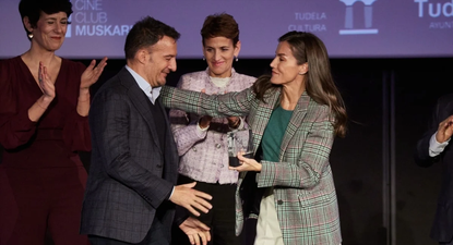 Alejandro Amenábar recibe el saludo de la reina Letizia en el Festival Ópera Prima de Tudela.&nbsp;