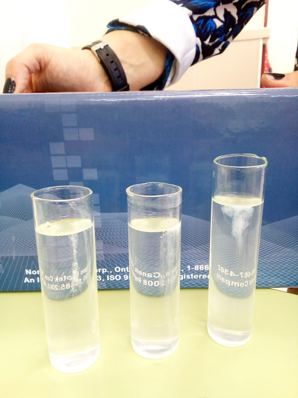 Pruebas de ADN en un laboratorio.