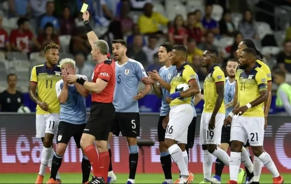 Daronco le mostró amarilla a Quintero, luego de ver la jugada en el VAR cambió de opinión