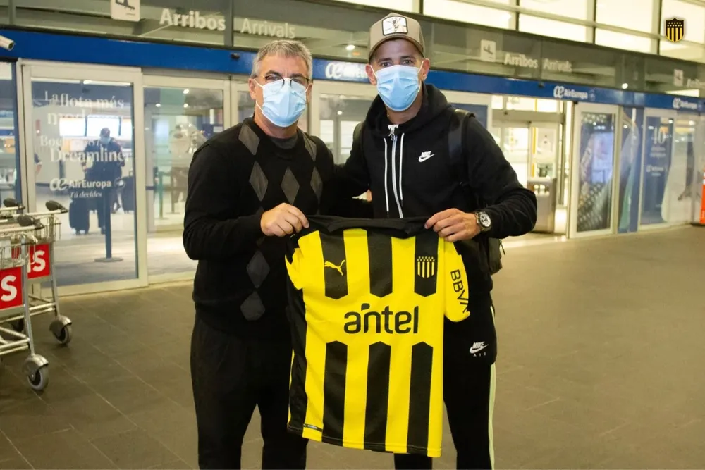 Pablo Bengoechea recibió a Pablo Ceppelini, la nueva contratación de Peñarol
