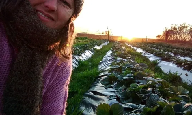 Yisela en su campo en Rocha, donde cría ovinos Corriedale y desarrolla una huerta.