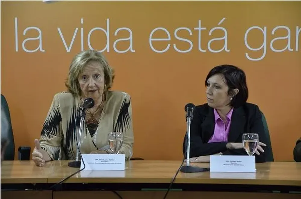 María Julia Muñoz y Susana Muñiz, durante la conferencia en la que lanzaron la campaña de prevención del HPV, en marzo
