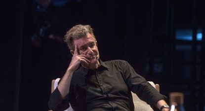 El artista chileno Alfredo Jaar al recibir el Premio Camus&nbsp;
