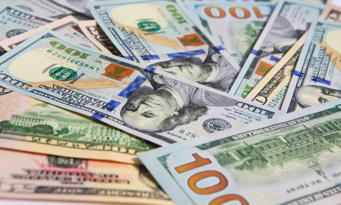 Tipo de cambio real mejoró 5,2% frente a la extra región tras baja de tasas y suba del dólar