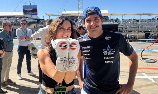 Isabel Díaz Ayuso, presidenta madrileña junto al corredor Carlos Sainz.