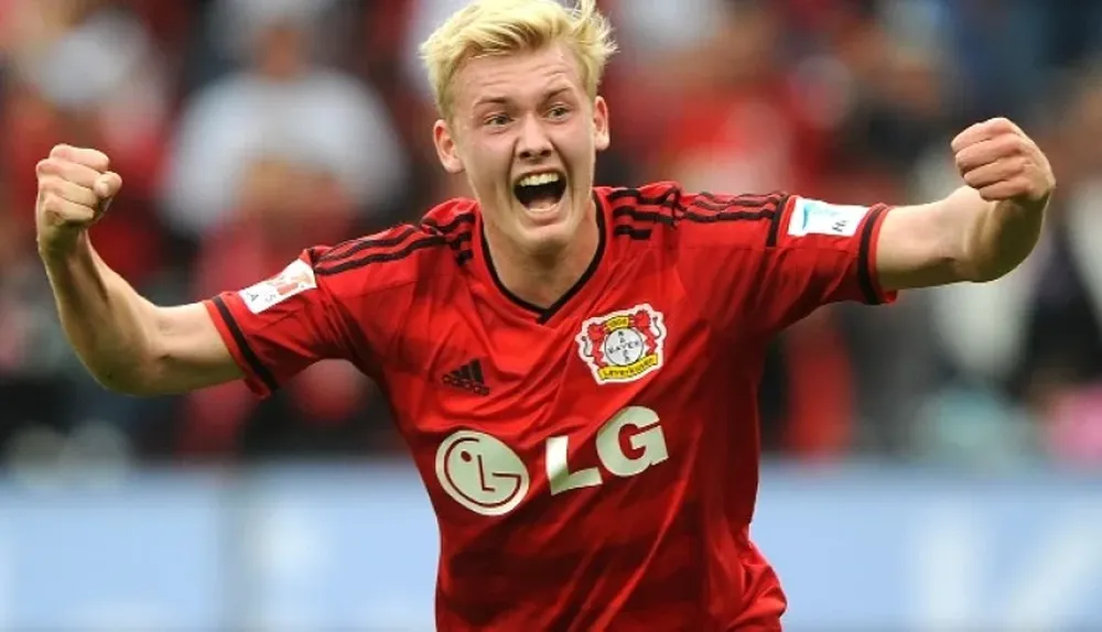 Julian Brandt festeja un gol de Leverkusen