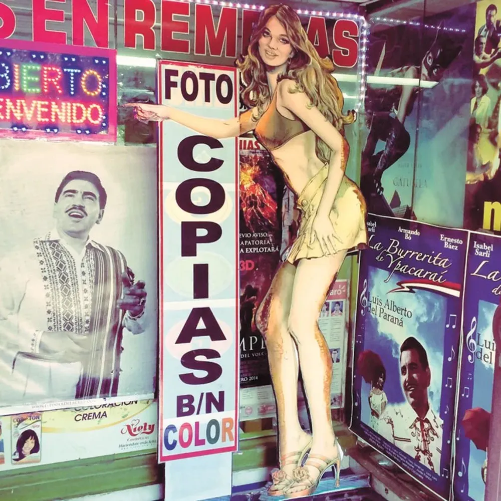 En Asunción del Paraguay las miradas femeninas abundan en las calles ofreciendo diferentes productos