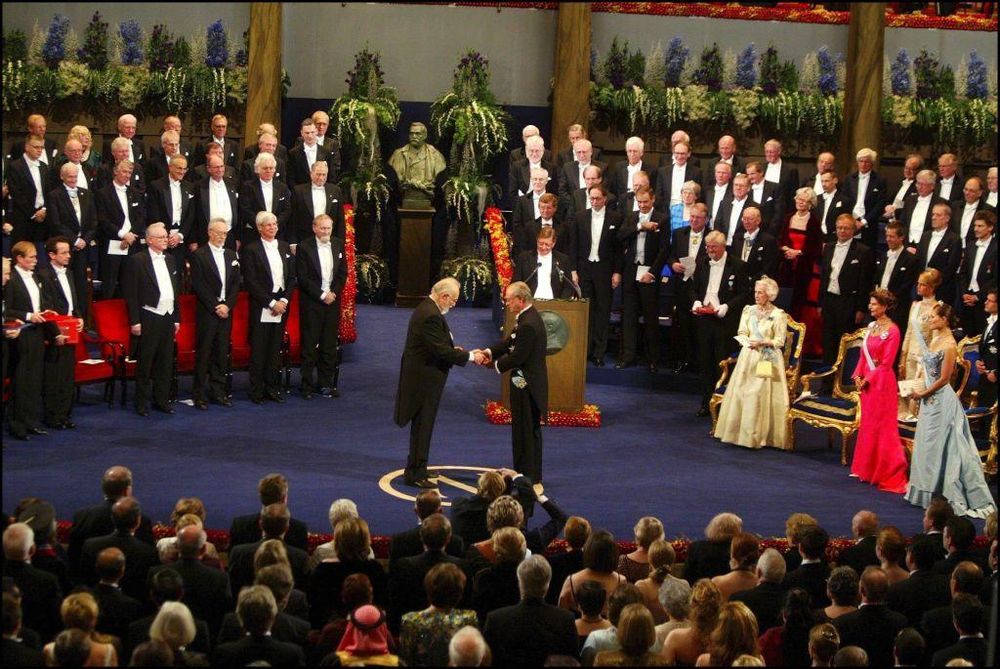 De una servilleta a un premio Nobel: Lauterbur lo recibió de manos del rey Carlos Gustavo Suecia en Estocolmo en 2003.