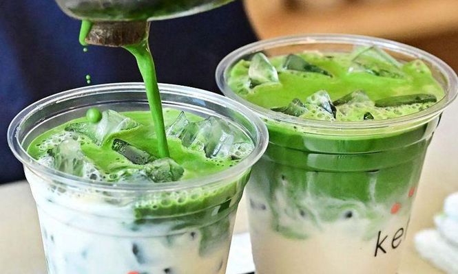 En muchísimos lugares se pueden conseguir distintas versiones de té matcha.