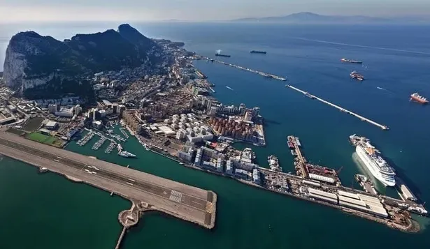 Vista aérea del aeropuerto del Peñon de Gibraltar
