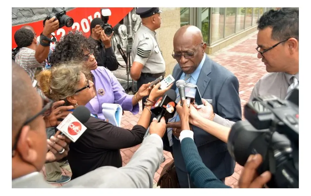 El exvicepresidente de la FIFA Jack Warner habla con la prensa