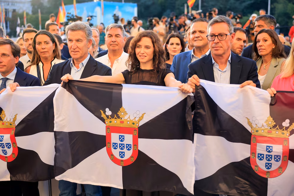 Isabel Díaz Ayuso, junto a Alberto Núñez Feijóo y José Luis Martínez Almeida, en la marcha de protesta por Ceuta en Madrid.