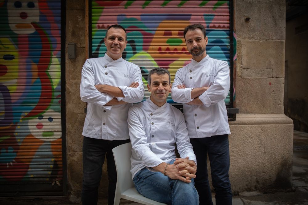 Los chefs del restaurante Disfrutar Eduard Xatruch (d), Oriol Castro (i) y Mateu Casañas (centro) encargados de Disfrutar