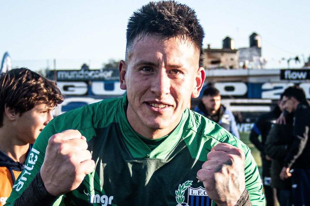 Sebastián Lentinelly celebra el título del Torneo Apertura con Liverpool tras vencer a Cerro Largo en Belvedere Sebastián Lentinelly celebra el título del Torneo Apertura con Liverpool tras vencer a Cerro Largo en Belvedere