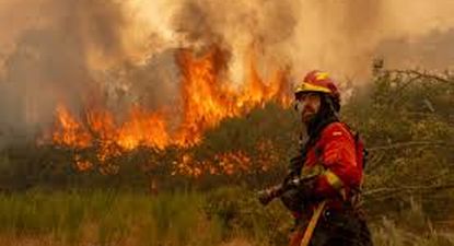 Un bombero trabaja en el combate a un incendio en España.&nbsp;