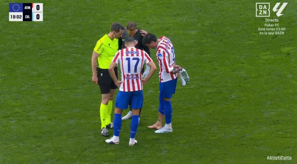 José María Giménez antes de salir de la cancha lesionado, con un pie descalzo