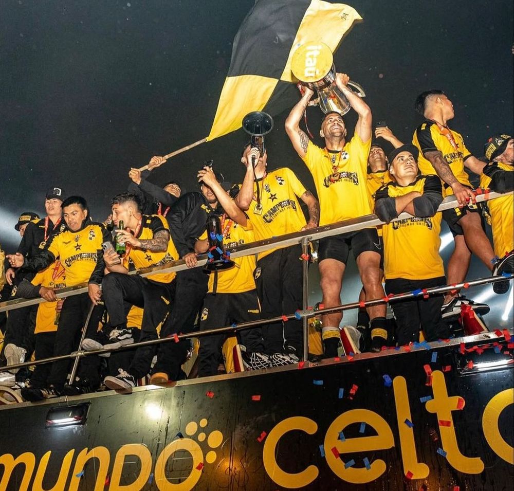 Manuel Fern&aacute;ndez levanta la copa en los festejos de Coquimbo