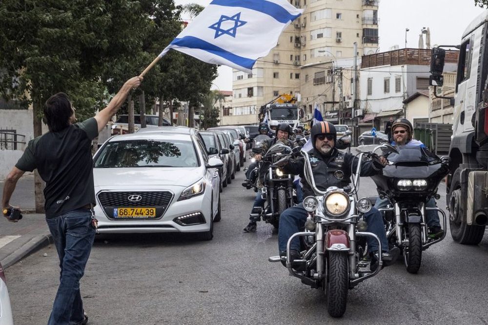Ciclistas sostienen la bandera de Israel en la entrada de la corte military en Tel Aviv. Archivo