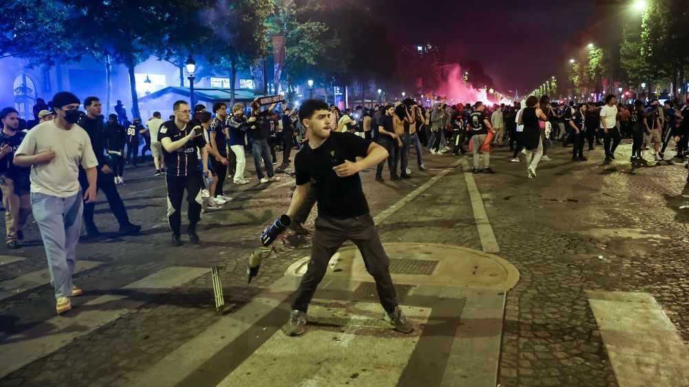 El ministro del Interior calificó de "bárbaros" a los protagonistas de los disturbios que se registraron a lo largo de la noche del sábado en París y otras localidades.