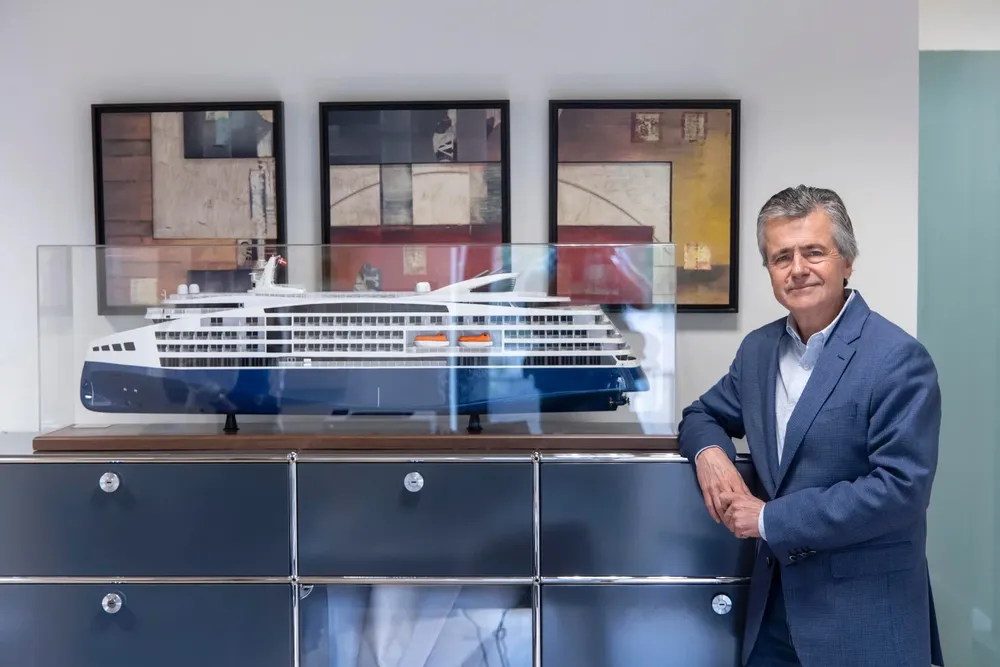 El barco Ocean Victory, y Elisardo Sánchez, CEO de Alma Cruceros.