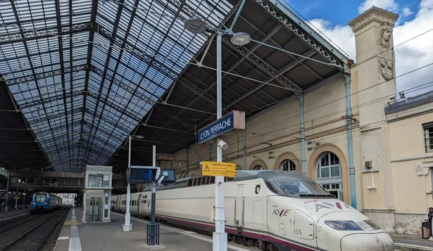 Un AVE de Renfe en una estación de Francia.