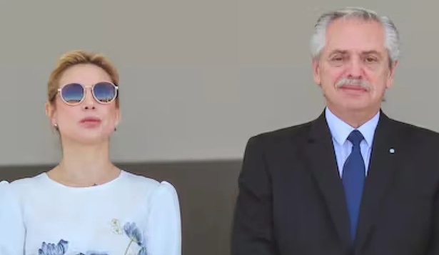 Fernández enfrenta acusaciones de ejercer violencia psicológica sobre Yañez entre 2016 y 2024.