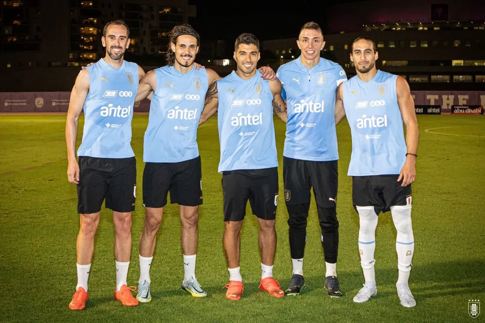 Los cinco que disputarán su cuarto Mundial: Diego Godín, Edinson Cavani, Luis Suárez, Fernando Muslera y Martín Cáceres, entrenaron juntos este lunes en Abu Dabi