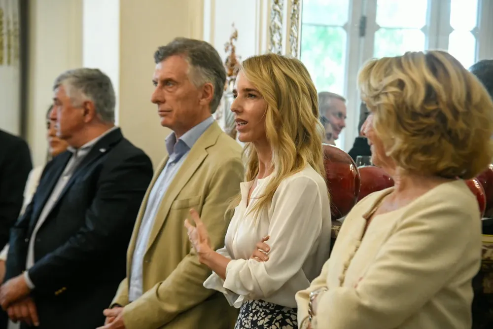 Cayetana Álvarez Toledo junto al ex presidente Mauricio Macri.