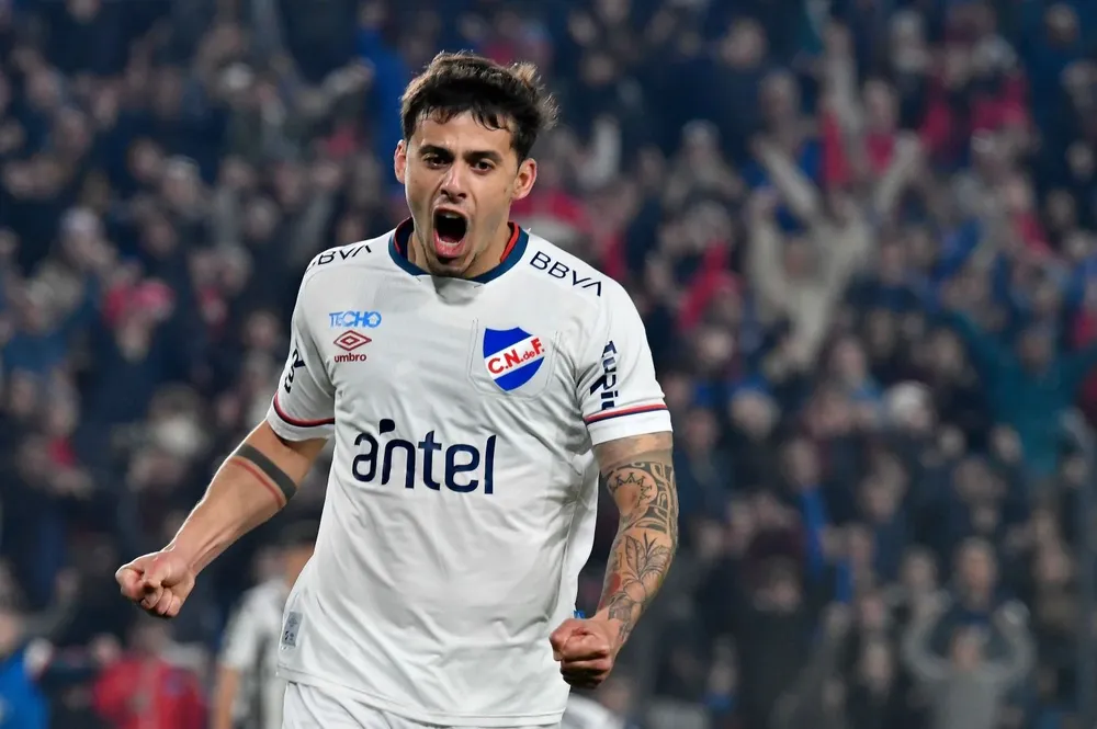 Felipe Carballo festeja un gol