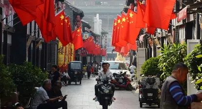 Banderas alineadas en las tiendas en China