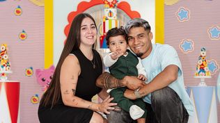 Matías Arezo con su flamante esposa, Camila, y su hijo Theo, al que le celebraron su primer año