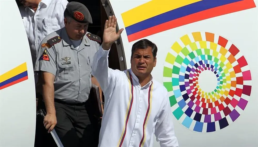 El presidente de Ecuador, Rafael Correa, saluda a su llegada a La Habana