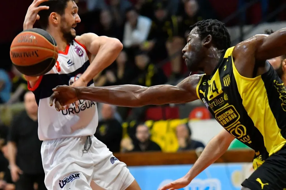 Marcos Cabot de Defensor Sporting y Lee Roberts de Peñarol