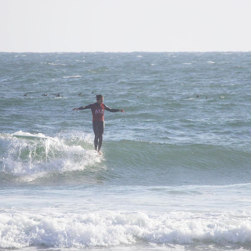 El surfista uruguayo Julián Schweizer en Huntington Beach&nbsp;