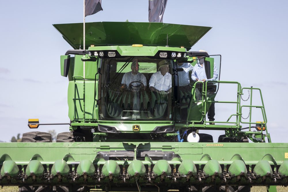 Expoactiva 2026: el presidente de la República, Yamandú Orsi, en la cabina de la trilladora de maíz, al inaugurar la cosecha de cultivos de verano.